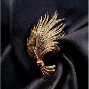 Vintage CAROLEE Signed 1980s Gold Toned Leaves Wheat Sheaf Plant Floral Brooch P
